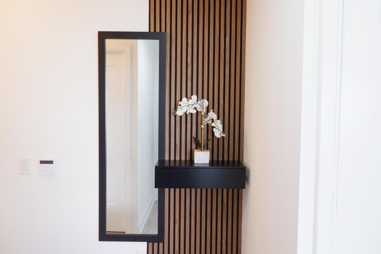 Modern Luxury Waterfront Condo Мисисага Екстериор снимка