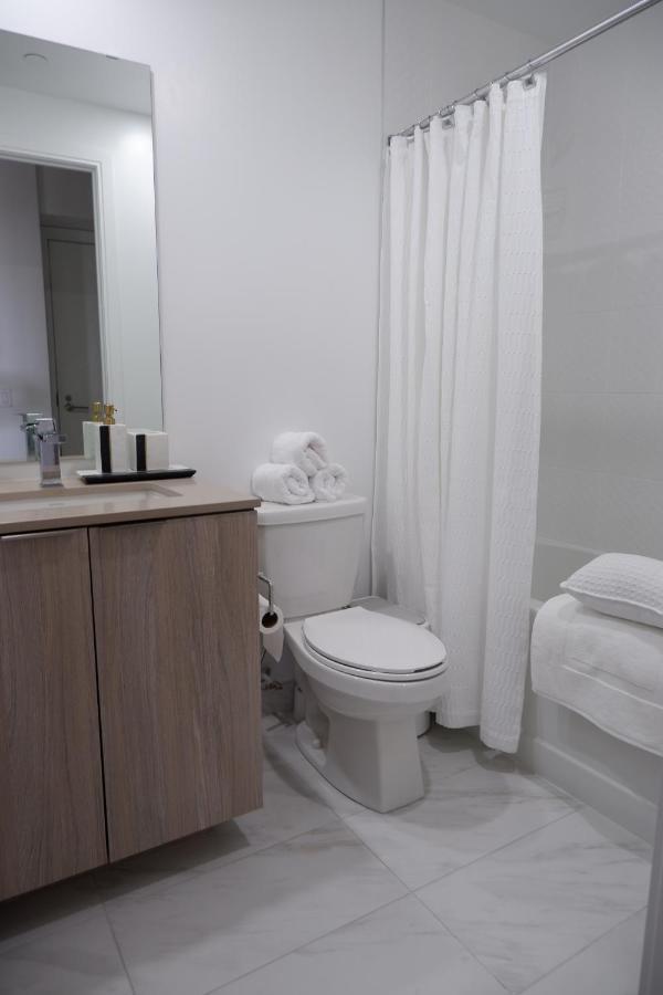 Modern Luxury Waterfront Condo Мисисага Екстериор снимка
