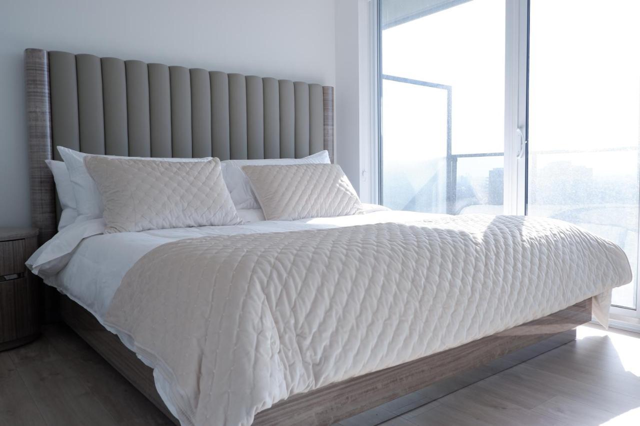 Modern Luxury Waterfront Condo Мисисага Екстериор снимка