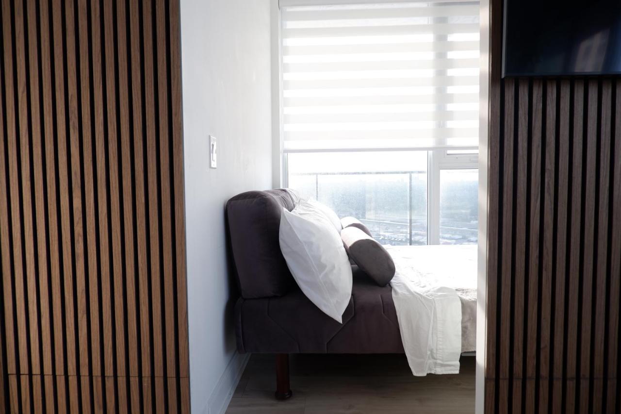 Modern Luxury Waterfront Condo Мисисага Екстериор снимка
