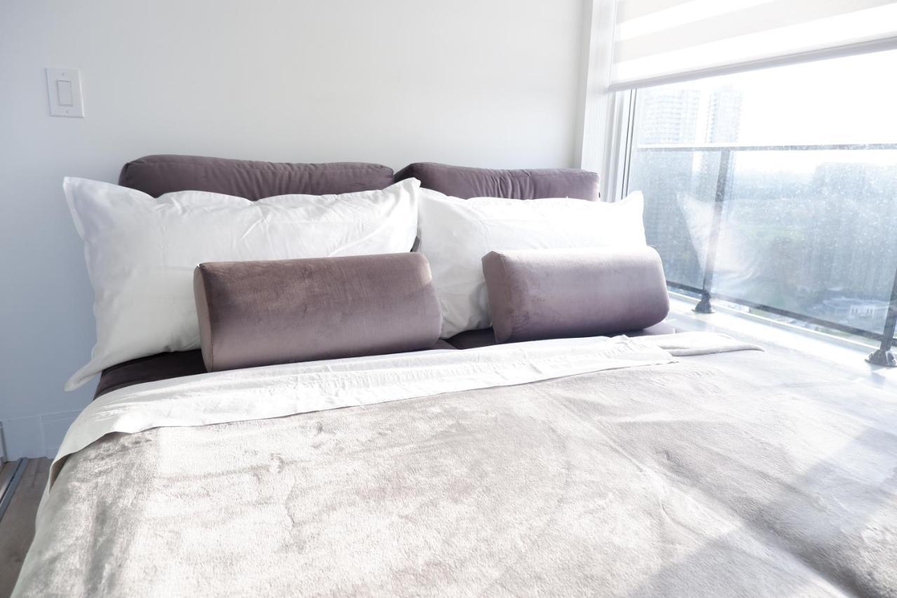 Modern Luxury Waterfront Condo Мисисага Екстериор снимка